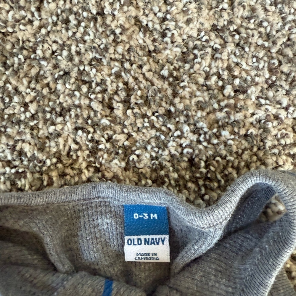 5/$10 Old Navy Baby Boy Gray & Blue Baby Romper Size 0-3 Months - Picture 2 of 3